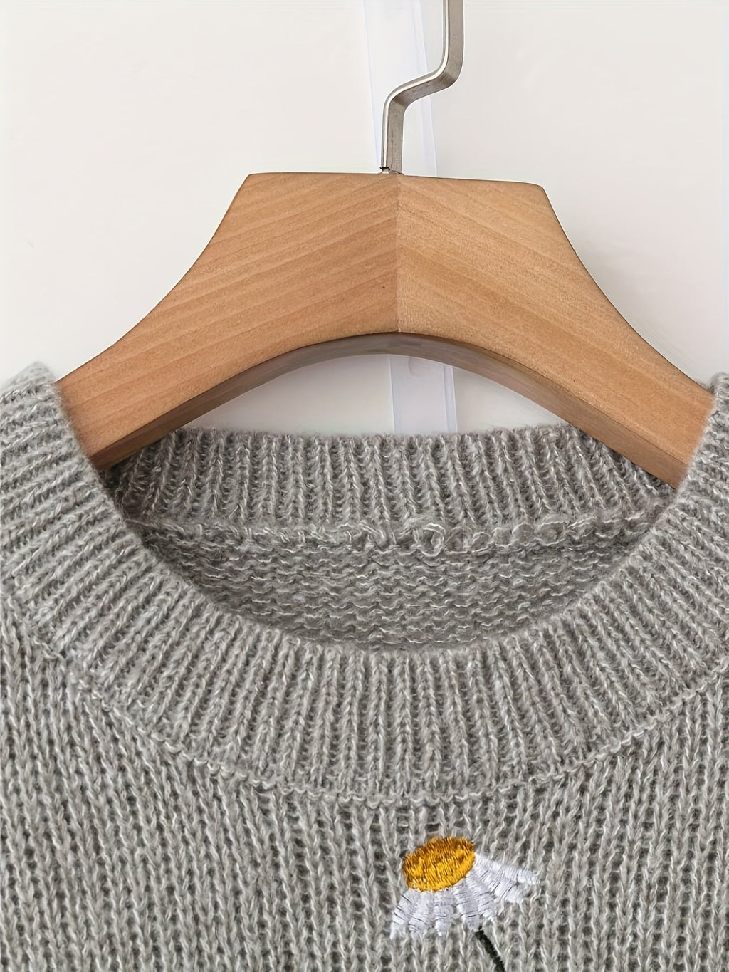 Daisy | Women's Crew Neck Jumper | Embroidered Knit · Eltrendio
