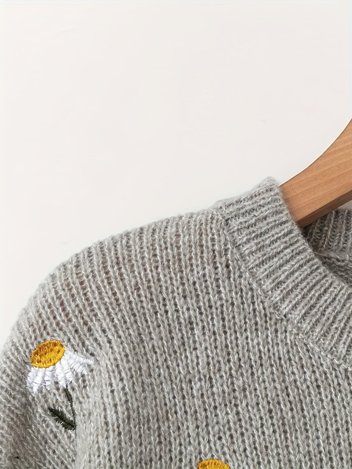 Daisy | Women's Crew Neck Jumper | Embroidered Knit · Eltrendio