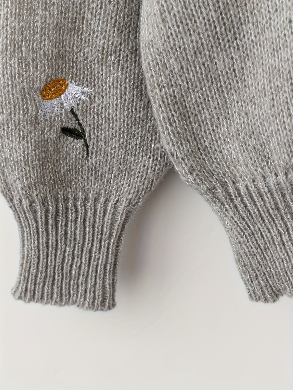 Daisy | Women's Crew Neck Jumper | Embroidered Knit · Eltrendio