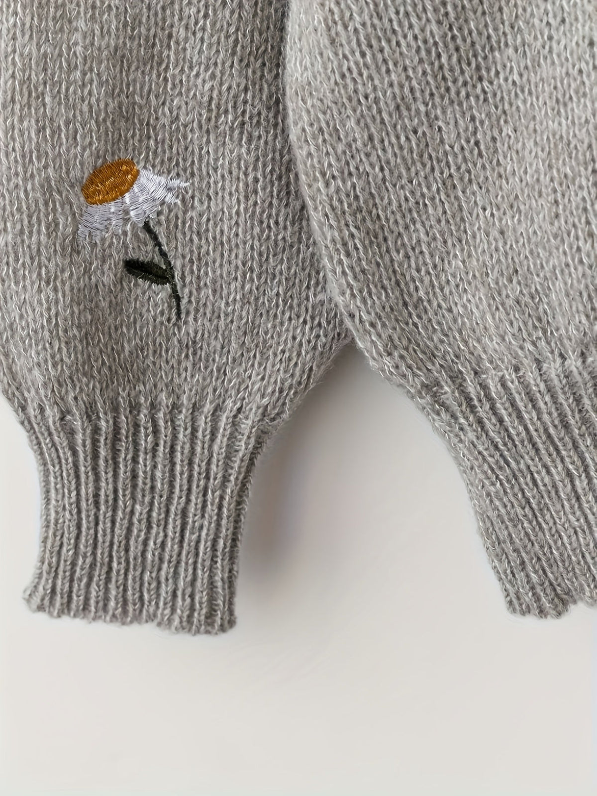Daisy | Women's Crew Neck Jumper | Embroidered Knit · Eltrendio
