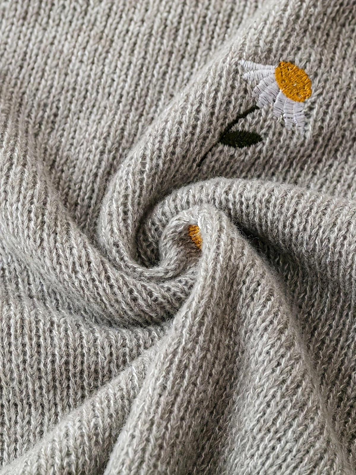 Daisy | Women's Crew Neck Jumper | Embroidered Knit · Eltrendio